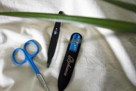 Manikůrní nůžky, pinzeta a zdobený skleněný pilník